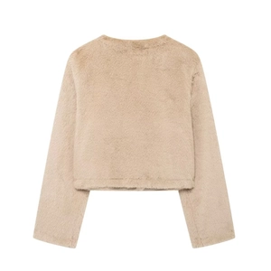 Vue arrière d'une veste courte en fausse fourrure beige montrant la texture douce et dense