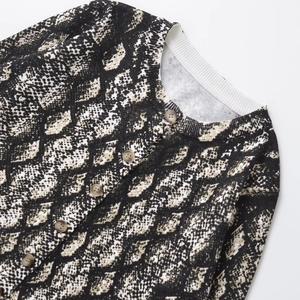Cardigan da donna in maglia con stampa serpente alla moda e scollo rotondo a coste neutre