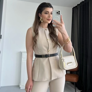 Gilet Femme Élégant Col Rond Sans Manches Peplum Avec Ceinture Boutons Dorés Coupe Slim Gilet de Bureau Haut
