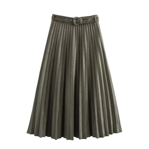 Détail de jupe plissée midi grise avec ceinture assortie et effet daim élégant