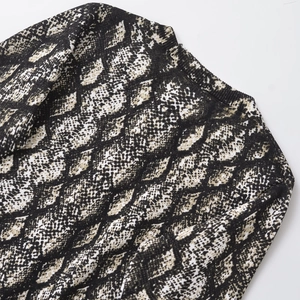 Maglione in maglia da donna con classica stampa serpente grigia e scollo rotondo