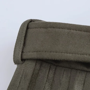 Vue détaillée de la taille et de la texture velours côtelé de cette jupe midi vert armée