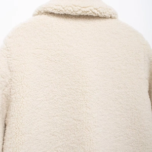 Damen Streetstyle Reversmantel aus Lammfellimitat in cremeweißer weicher Textur