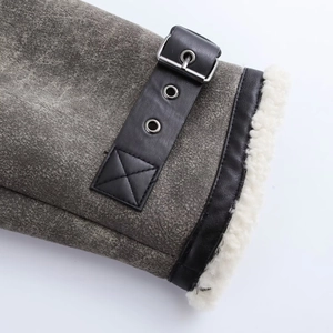 Detalle del puño de chaqueta en ante gris con forro de borreguillo blanco y correa de cuero