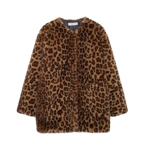 Dettaglio cappotto in ecopelliccia leopardata con texture morbida e fodera interna liscia