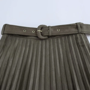 Jupe plissée midi vert olive avec effet daim et ceinture assortie à la taille stylée