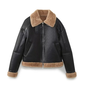 Détail de la veste aviateur noire en similicuir avec doublure en peau lainée marron