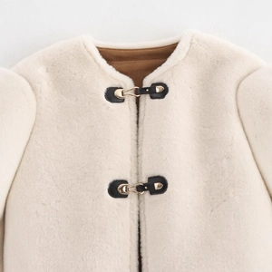 Veste en fausse fourrure crème pour femme avec boucles dorées et doublure en daim