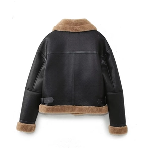 Vue arrière d'un blouson motard femme en similicuir noir avec bordure en fourrure brune