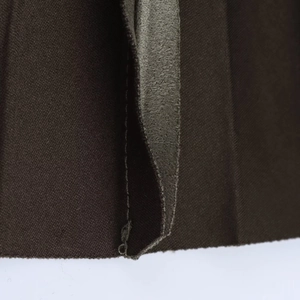 Jupe midi plissée marron foncé effet daim avec coutures précises et texture sergé