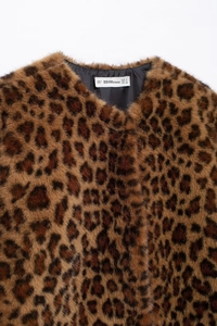 Primo piano del cappotto in ecopelliccia leopardata con texture morbida e marchio interno