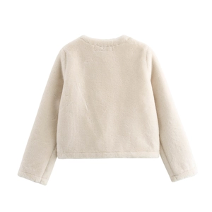Vue arrière d'une veste courte en fausse fourrure blanc crème avec col rond et peluche