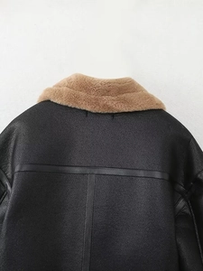Détail de la veste en similicuir noir avec texture grainée et col en polaire marron épais