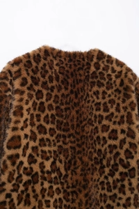 Dettaglio ravvicinato della texture leopardata sul colletto e sul retro della pelliccia