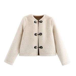 Veste en fausse fourrure blanc cassé pour femme avec fermoirs métalliques et col rond