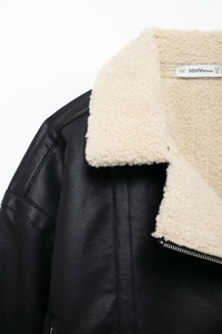 Détail d'une veste de motard en similicuir avec col en peau de mouton et étiquette tissée