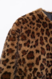 Dettaglio ravvicinato della trama leopardata in ecopelliccia e fodera interna nera