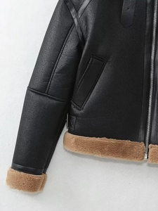 Détail de la texture similicuir avec doublure en peau lainée et fermetures éclair