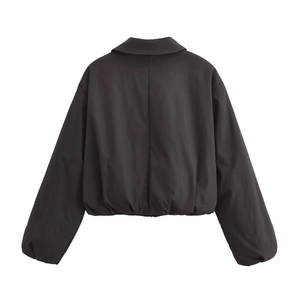 Détail de l'ourlet élastique et des poignets sur un blouson aviateur noir pour femme