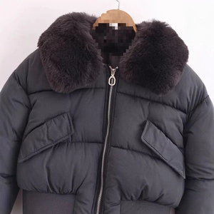 Doudoune courte pour femme en gris foncé avec un grand col amovible en fausse fourrure