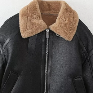 Blouson aviateur femme en similicuir noir avec col en polaire marron et fermeture éclair