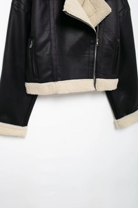 Détail d'un blouson motard en similicuir avec col en peau de mouton et fermetures éclair