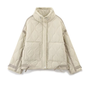 Veste matelassée beige pour femme avec col montant et grandes poches plaquées avant