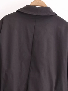 Gros plan du dos d'une veste noire avec coutures précises et texture de tissu premium