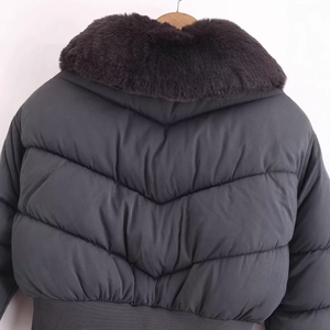 Veste matelassée courte gris foncé pour femme avec grand col en fourrure et matelassage en V