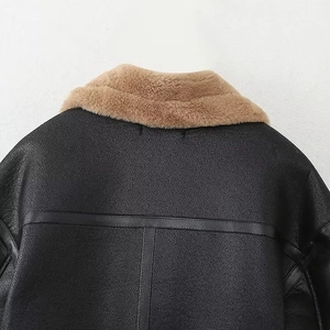 Veste courte en similicuir noir pour femme avec col en fausse fourrure marron et texture