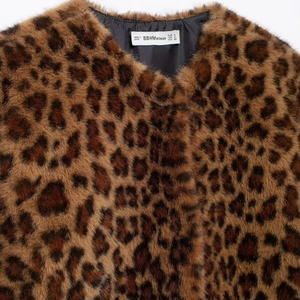 Cappotto da donna in ecopelliccia leopardata con texture morbida e dettaglio collo