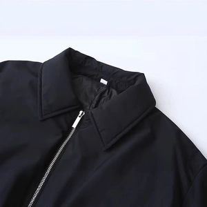 Veste courte matelassée noire pour femme avec col à revers et fermeture éclair en métal