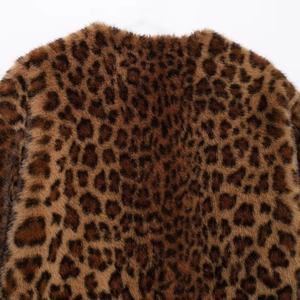 Cappotto leopardato in pelliccia sintetica con morbida texture e motivo animale
