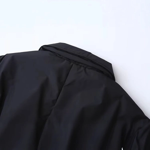 Vue arrière d'un coupe-vent noir court avec large col et tissu de qualité supérieure
