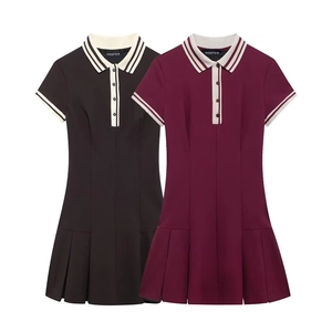 Détail de robes polo plissées à manches courtes avec rayures contrastées et patte