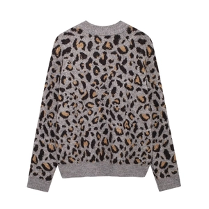 Detailaufnahme von Leopard-Strickpullover mit grauen Rippbündchen und Saum