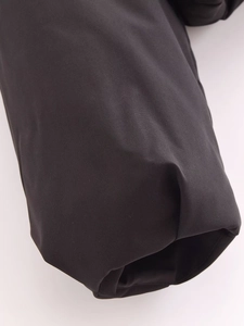 Vue détaillée de la manchette de veste noire avec couture intérieure professionnelle