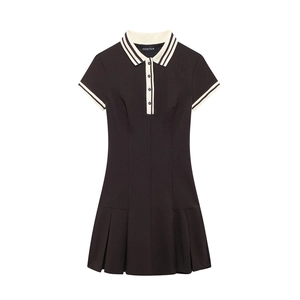 Détail d'une robe polo marron foncé avec col rayé contrasté et ourlet plissé élégant