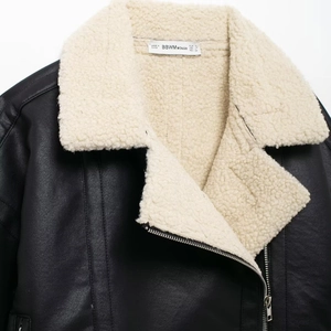 Veste de motard en similicuir noir pour femme avec col en peau de mouton crème et zip