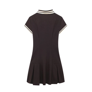 Vue arrière d'une robe polo plissée marron avec des rayures contrastées au col et manches