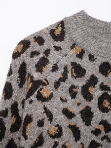 Detailansicht des gerippten Ausschnitts und Plüsch-Strickstoffs mit Leopardenmuster
