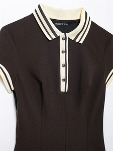 Détail du col contrasté et des boutons sur la robe polo en maille marron foncé
