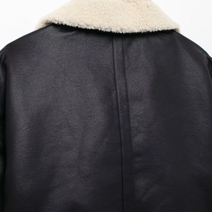 Veste en cuir noir avec col en peau lainée crème et détails de texture au dos