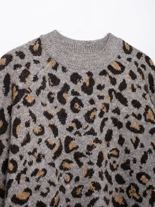 Detailansicht der Leoparden-Stricktextur auf grauem Rundhals-Strickjacken-Pullover