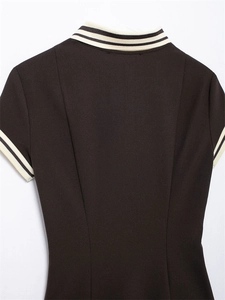 Détail de robe en tricot marron foncé avec col côtelé contrasté et coutures à la taille
