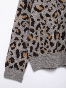 Detailansicht der Strickjacke mit Leopardenmuster, gerippten Bündchen und Textur