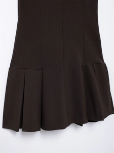 Vue détaillée de l'ourlet plissé asymétrique sur cette élégante robe en maille