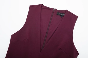 Détail de la robe bordeaux à col en V montrant la fermeture éclair invisible au dos