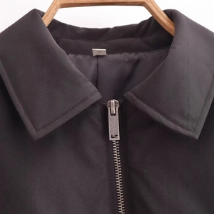 Veste noire minimaliste pour femme avec fermeture éclair argentée et col à revers