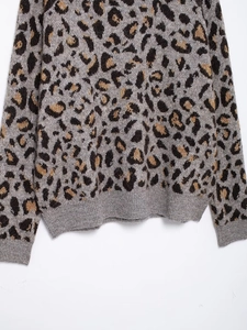 Nahaufnahme der Leoparden-Strickjacke mit hochwertiger Jacquard-Textur und Rippbündchen